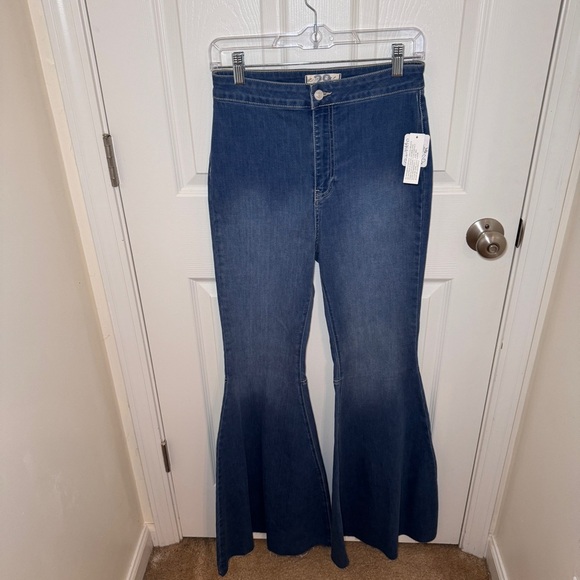 NWT We The Free Just Float On Flare Jeans - Picture 4 of 16